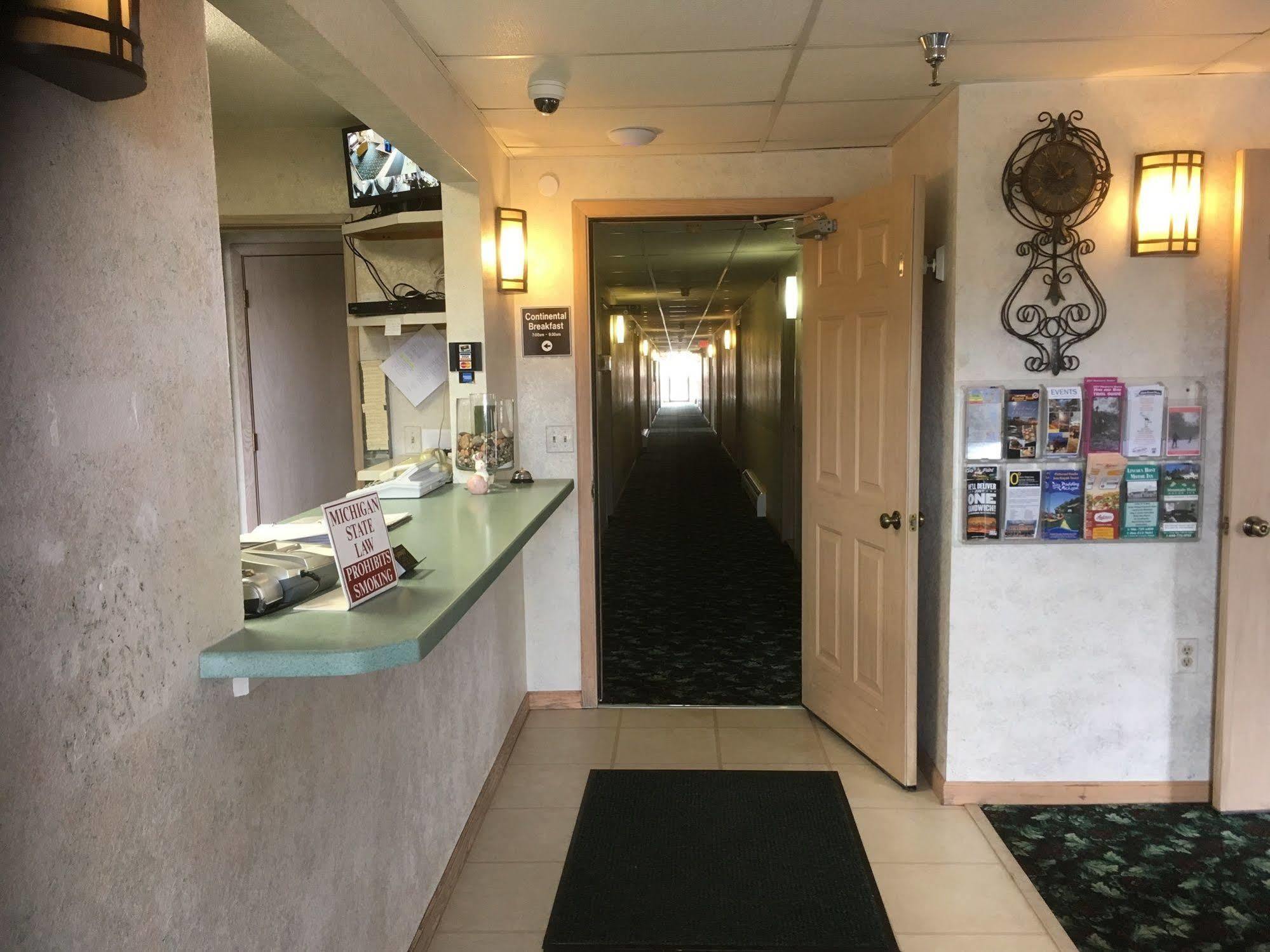 Value Host Motor Inn Marquette Exterior foto